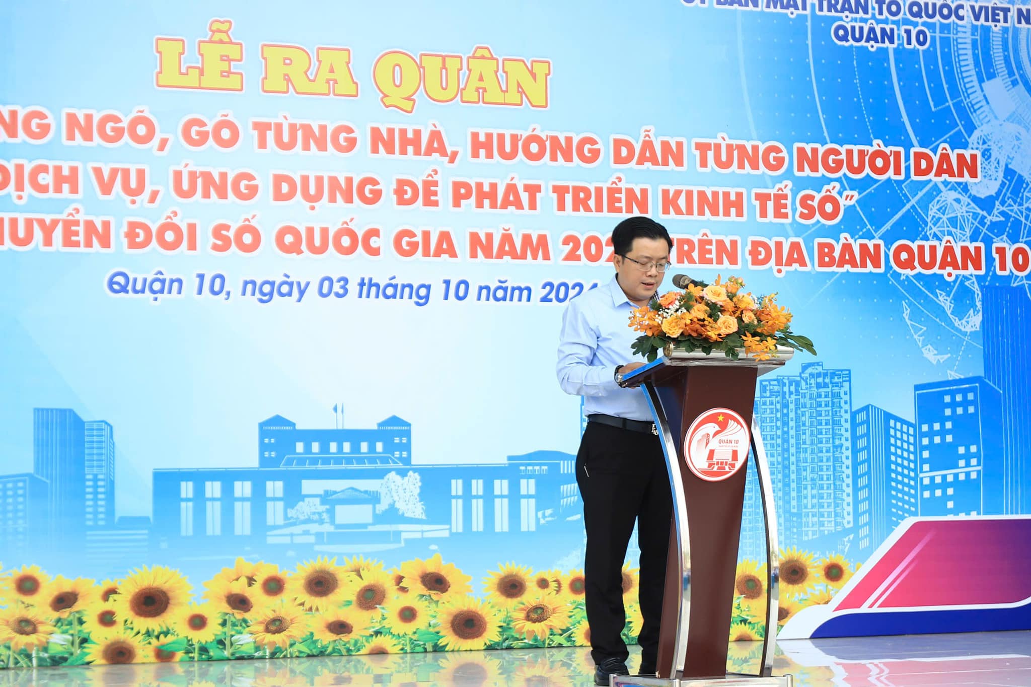 Image: Quận 10 ra quân chiến dịch “đi từng ngõ, gõ từng nhà, hướng dẫn từng người dân sử dụng dịch vụ, ứng dụng để phát triển kinh tế số”