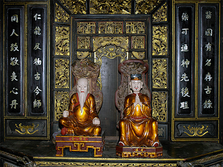 Bàn thờ Y tổ thờ hai danh y lỗi lạc của VN: Thiền sư Tuệ Tĩnh (TK 14) và Hải Thượng Lãn Ông - Lê Hữu Trác (TK 18)